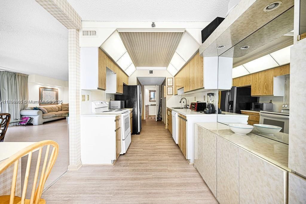 For Sale: $550,000 (2 beds, 2 baths, 1887 Square Feet)