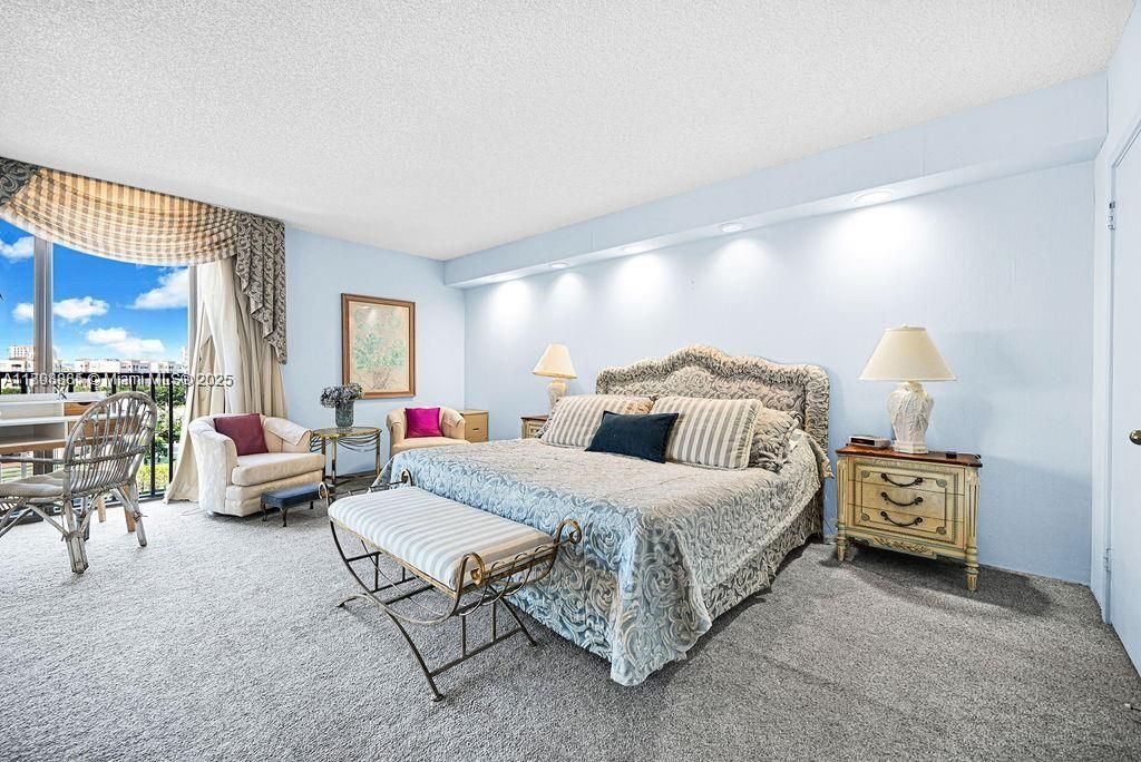 For Sale: $550,000 (2 beds, 2 baths, 1887 Square Feet)