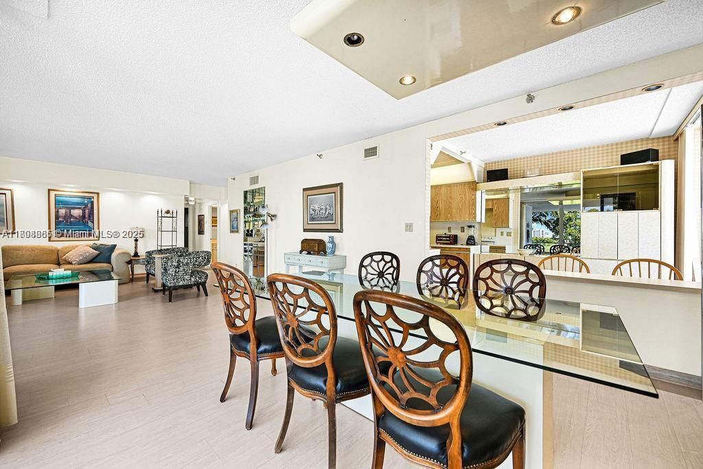 For Sale: $550,000 (2 beds, 2 baths, 1887 Square Feet)