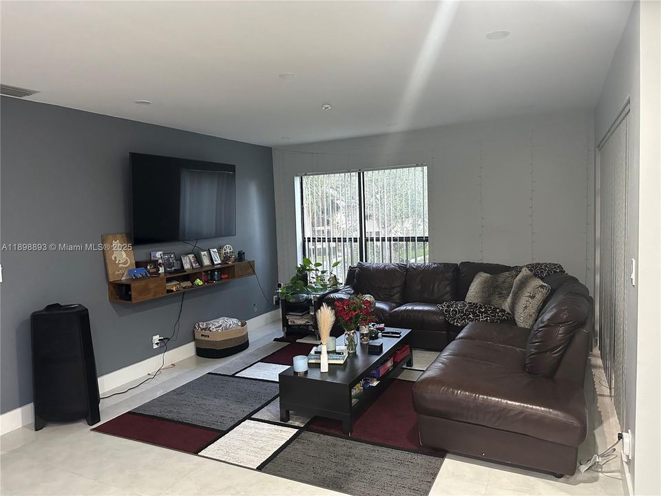 В аренду: $2,700 (3 спален, 2 ванн, 1093 Квадратных фут)