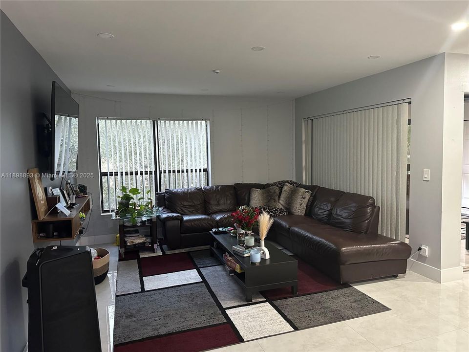 В аренду: $2,700 (3 спален, 2 ванн, 1093 Квадратных фут)