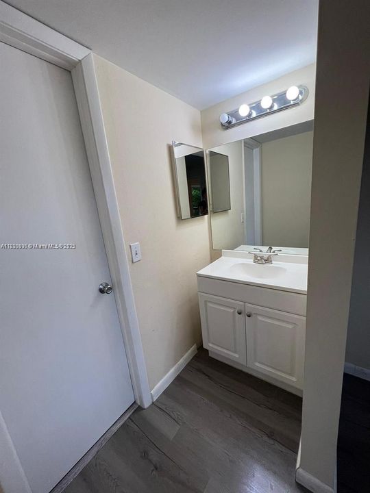 For Sale: $245,000 (2 beds, 2 baths, 986 Square Feet)