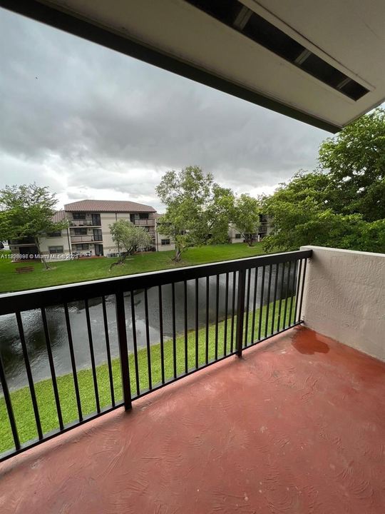 For Sale: $245,000 (2 beds, 2 baths, 986 Square Feet)