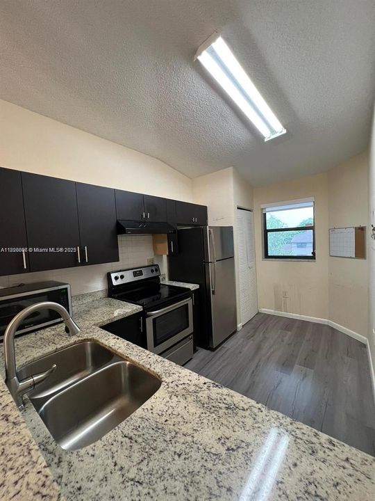 For Sale: $245,000 (2 beds, 2 baths, 986 Square Feet)