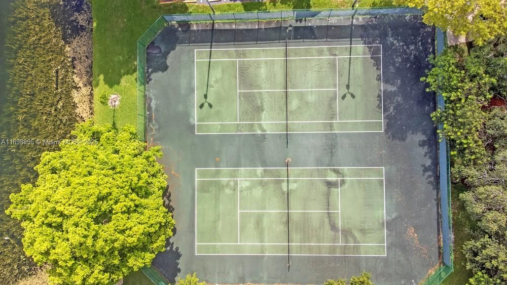 For Sale: $245,000 (2 beds, 2 baths, 986 Square Feet)