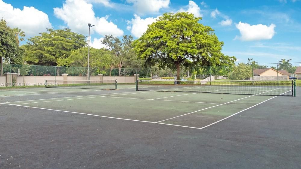 For Sale: $245,000 (2 beds, 2 baths, 986 Square Feet)