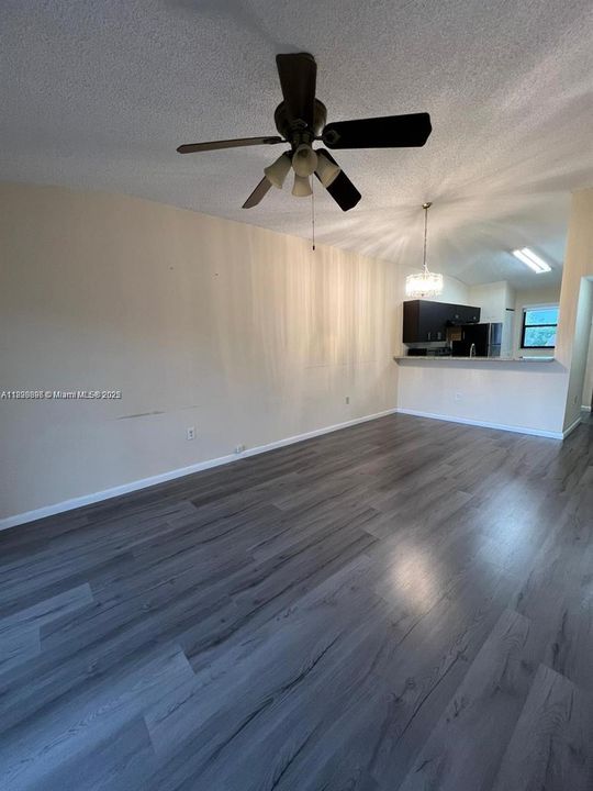 For Sale: $245,000 (2 beds, 2 baths, 986 Square Feet)