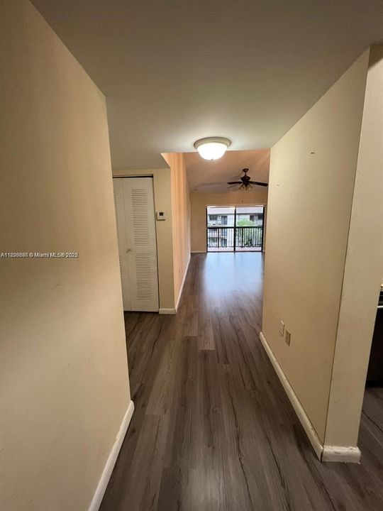 For Sale: $245,000 (2 beds, 2 baths, 986 Square Feet)