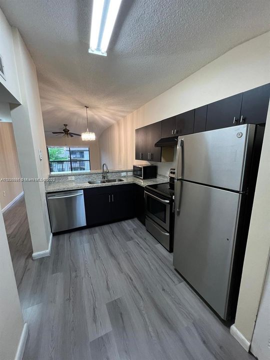 For Sale: $245,000 (2 beds, 2 baths, 986 Square Feet)