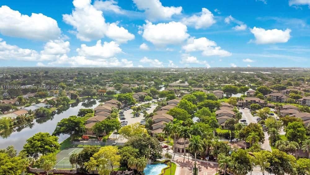 For Sale: $245,000 (2 beds, 2 baths, 986 Square Feet)