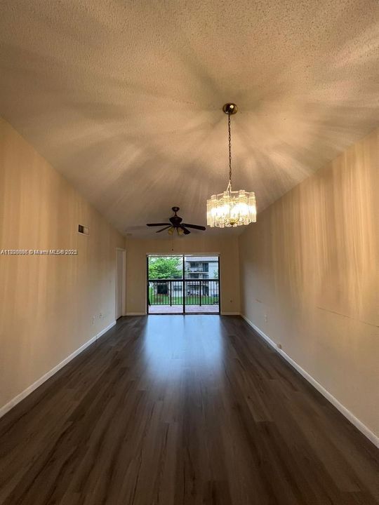 For Sale: $245,000 (2 beds, 2 baths, 986 Square Feet)