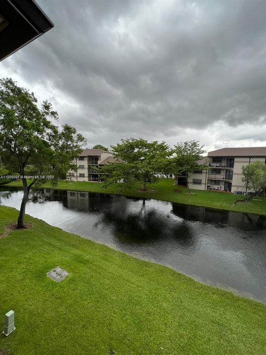 For Sale: $245,000 (2 beds, 2 baths, 986 Square Feet)