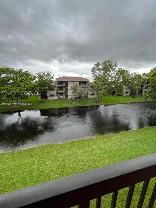 For Sale: $245,000 (2 beds, 2 baths, 986 Square Feet)