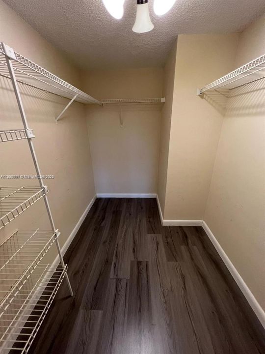 For Sale: $245,000 (2 beds, 2 baths, 986 Square Feet)