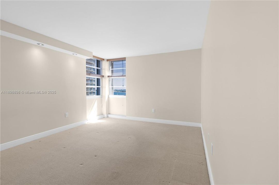 Recently Rented: $2,800 (2 beds, 2 baths, 1430 Square Feet)