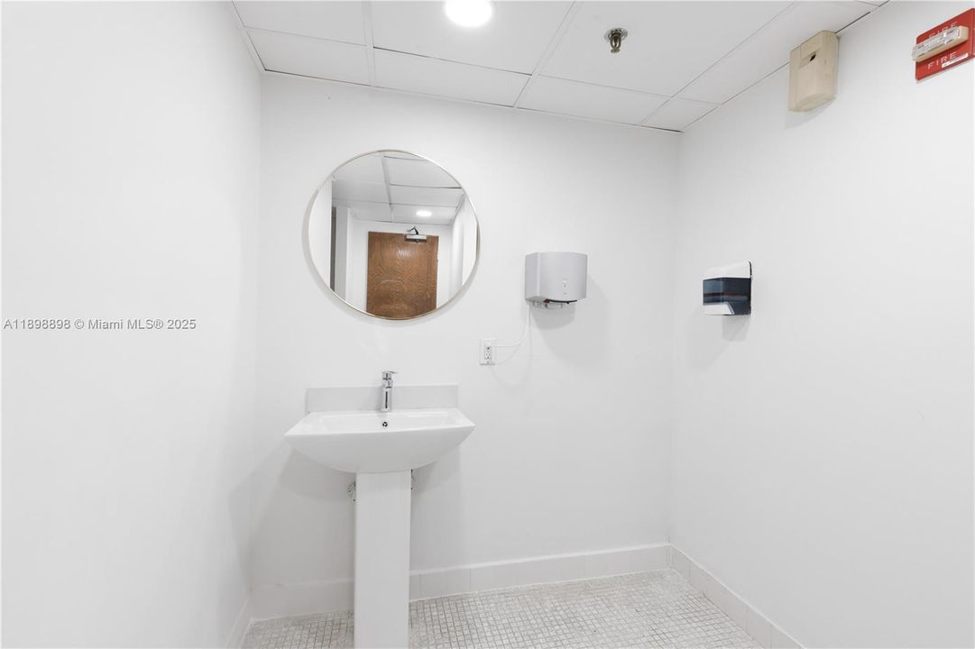 Recently Rented: $2,800 (2 beds, 2 baths, 1430 Square Feet)