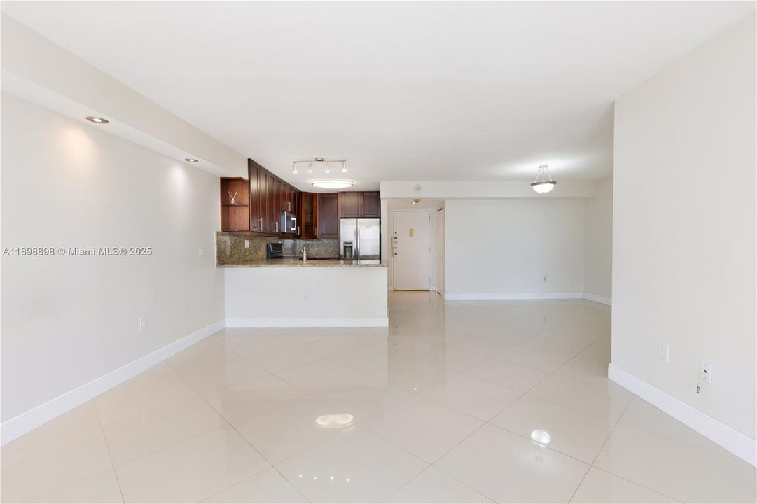 Recently Rented: $2,800 (2 beds, 2 baths, 1430 Square Feet)