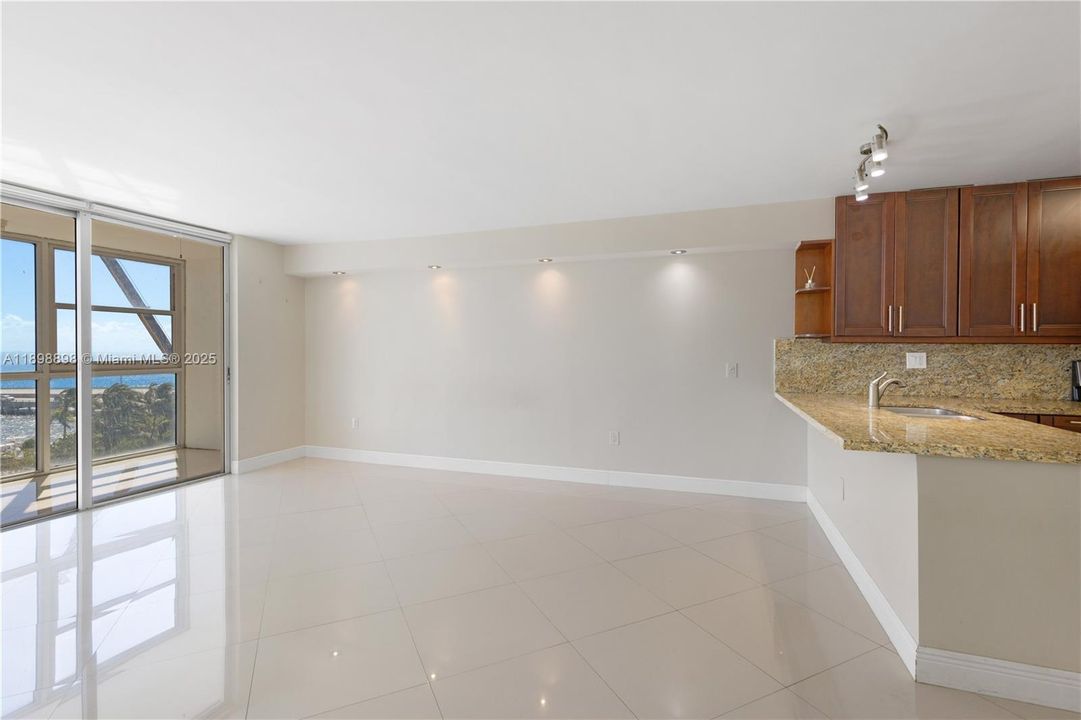 Recently Rented: $2,800 (2 beds, 2 baths, 1430 Square Feet)