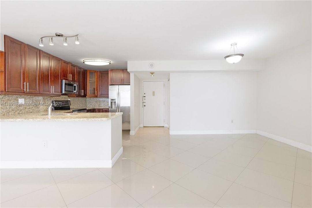 Recently Rented: $2,800 (2 beds, 2 baths, 1430 Square Feet)