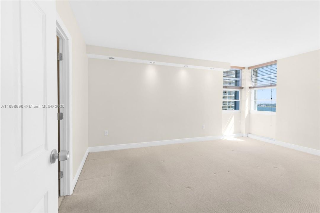 Recently Rented: $2,800 (2 beds, 2 baths, 1430 Square Feet)