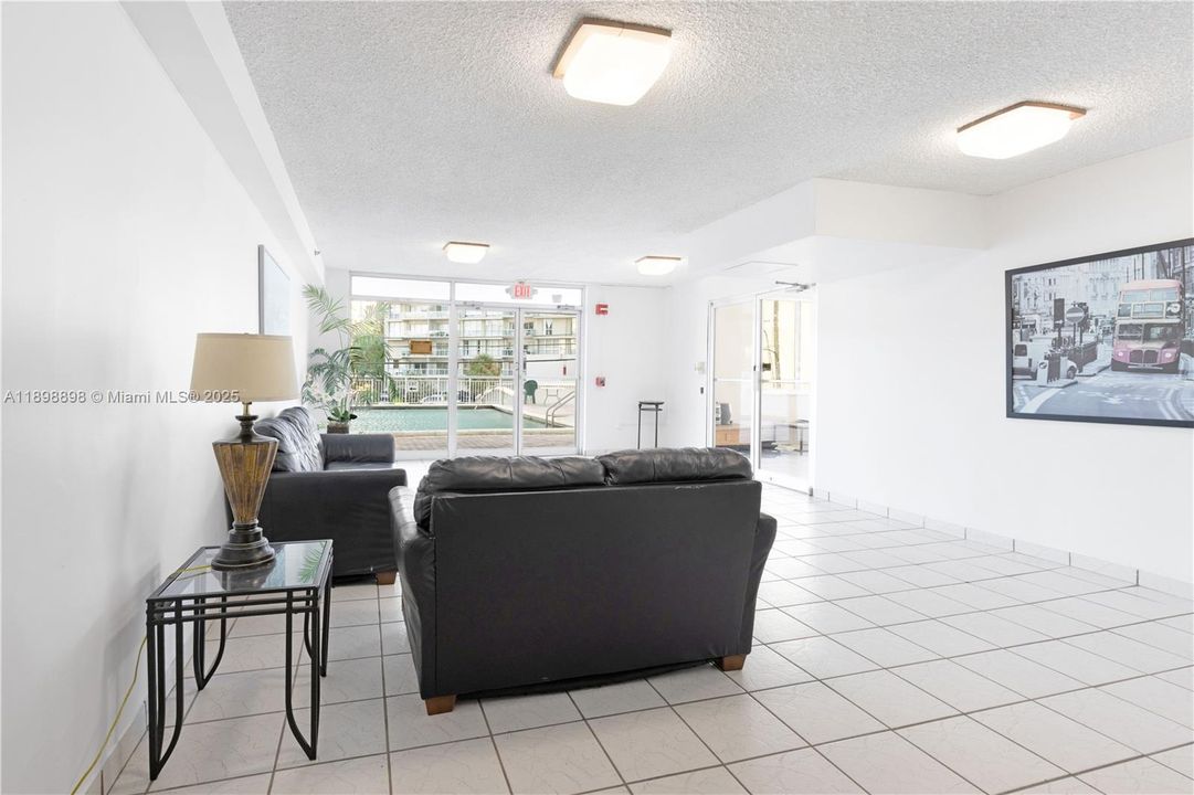 Recently Rented: $2,800 (2 beds, 2 baths, 1430 Square Feet)