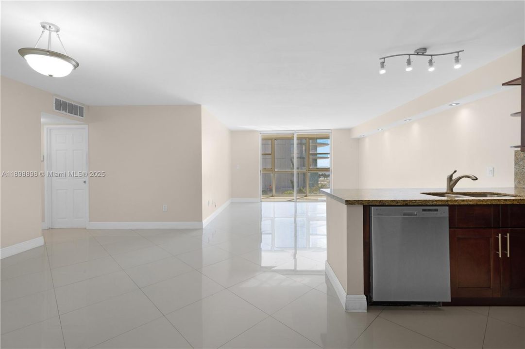 Recently Rented: $2,800 (2 beds, 2 baths, 1430 Square Feet)