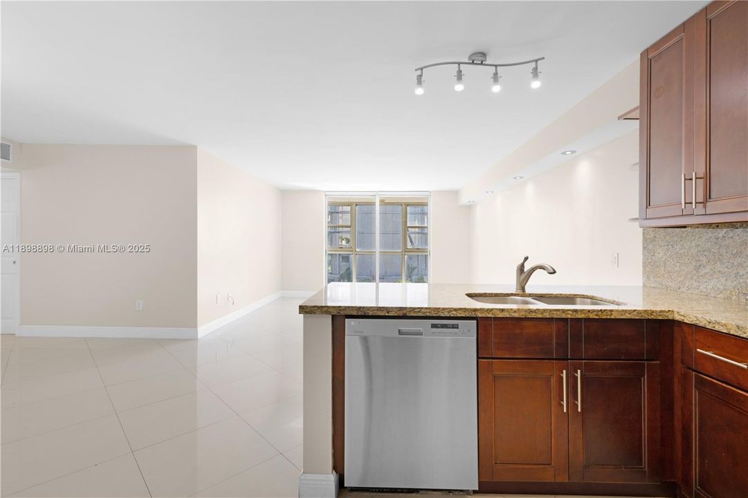 Recently Rented: $2,800 (2 beds, 2 baths, 1430 Square Feet)