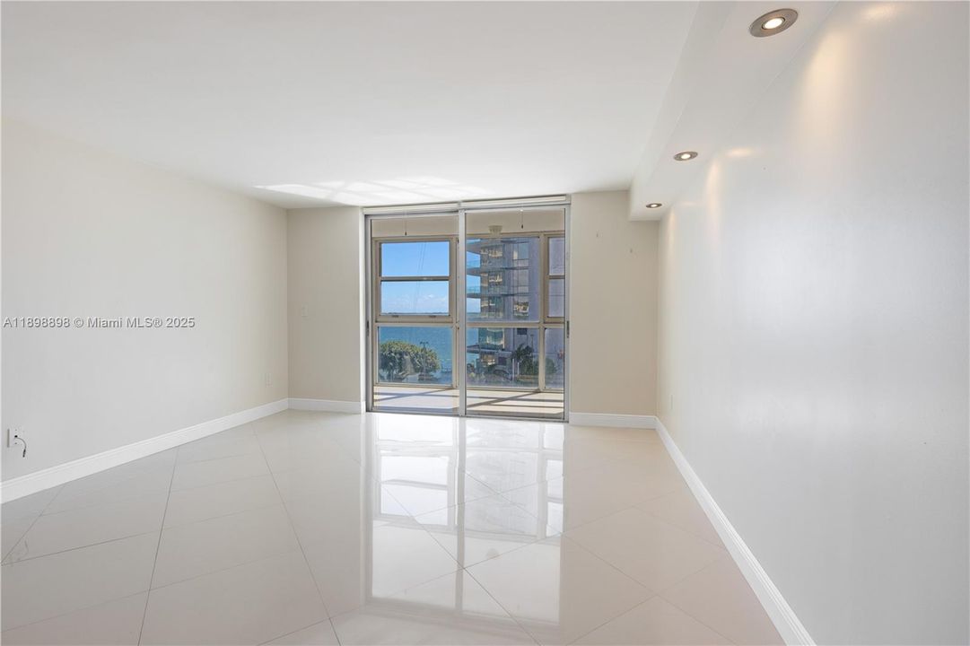 Recently Rented: $2,800 (2 beds, 2 baths, 1430 Square Feet)