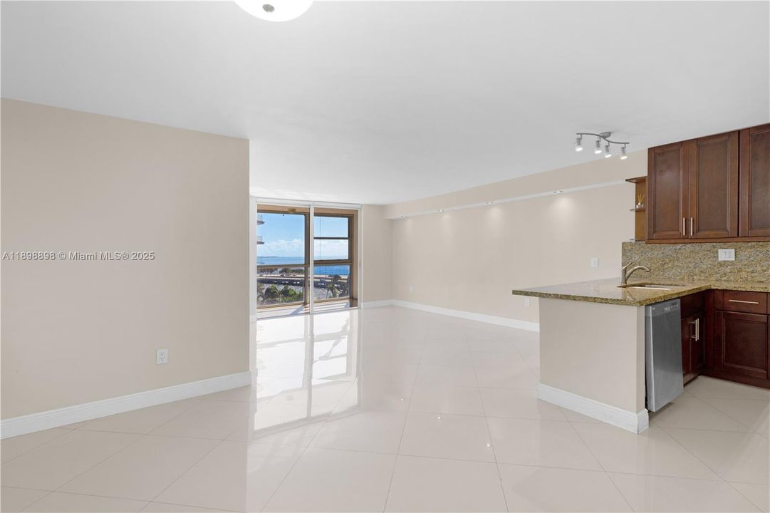 Recently Rented: $2,800 (2 beds, 2 baths, 1430 Square Feet)