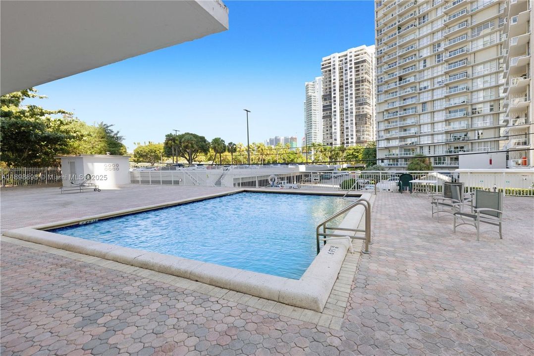 Recently Rented: $2,800 (2 beds, 2 baths, 1430 Square Feet)