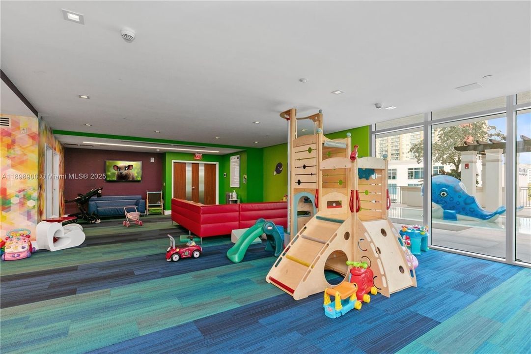 For Sale: $1,125,000 (2 beds, 3 baths, 1524 Square Feet)