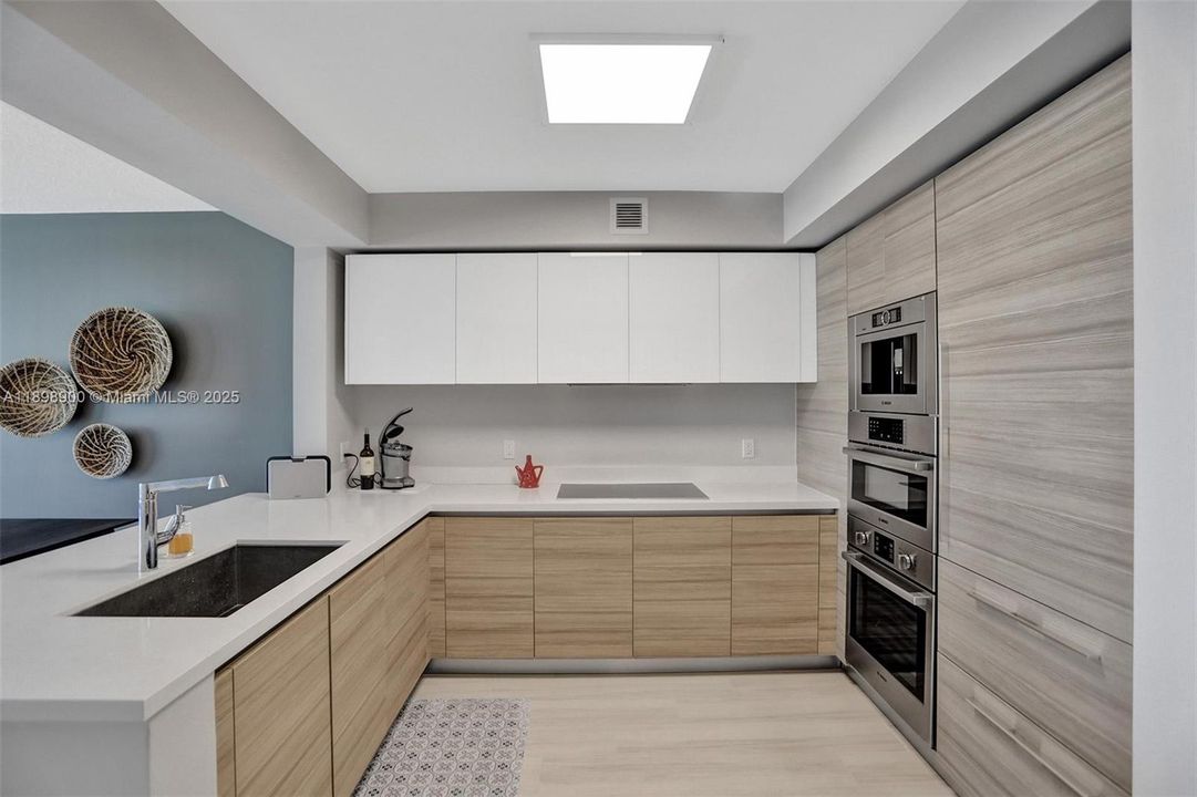 For Sale: $1,125,000 (2 beds, 3 baths, 1524 Square Feet)