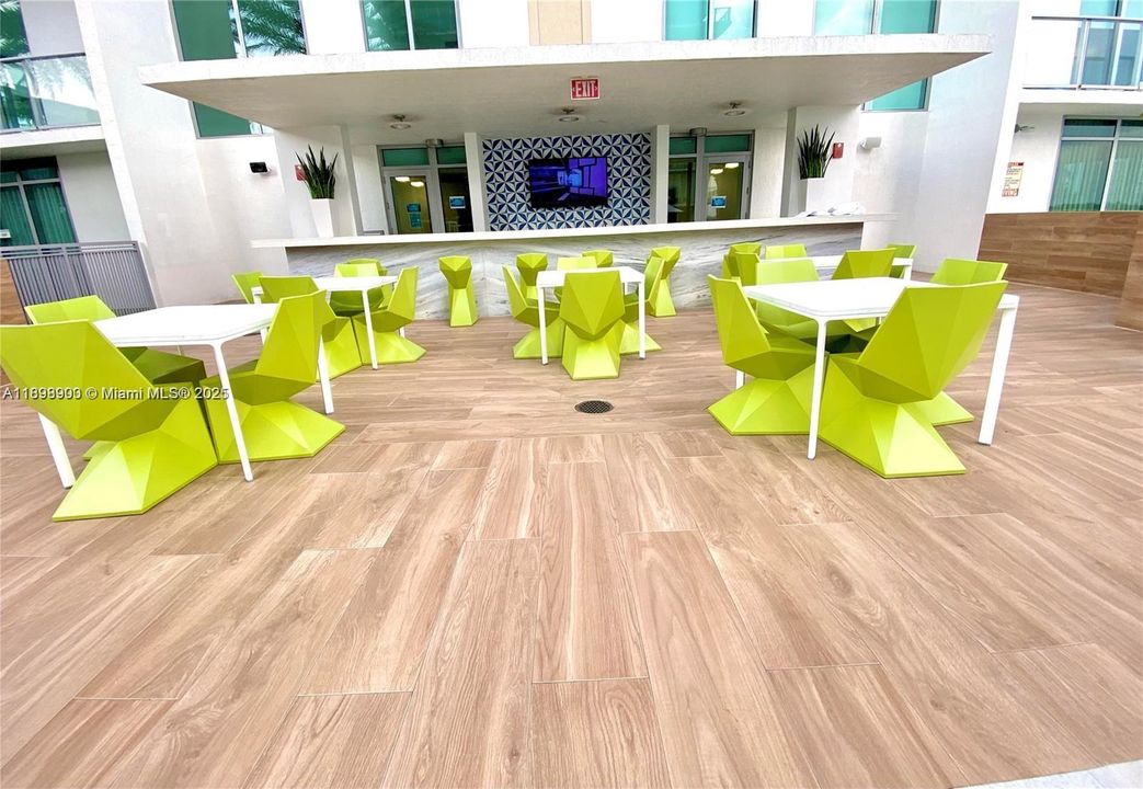 For Sale: $1,125,000 (2 beds, 3 baths, 1524 Square Feet)