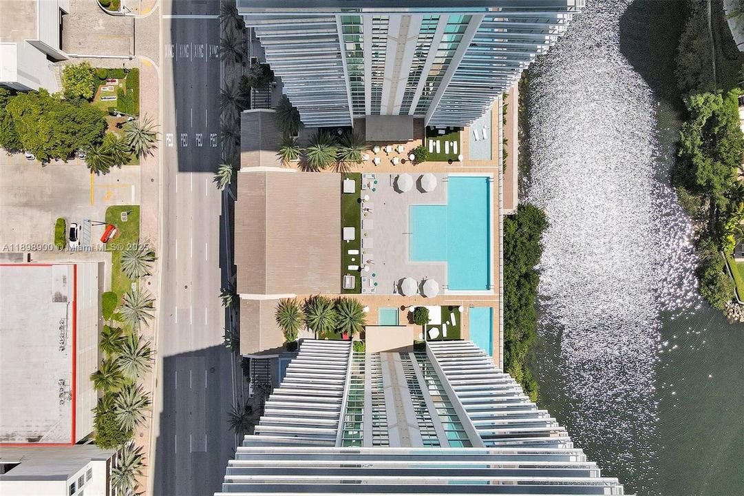 For Sale: $1,125,000 (2 beds, 3 baths, 1524 Square Feet)