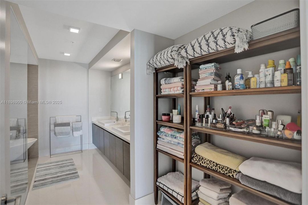 For Sale: $1,125,000 (2 beds, 3 baths, 1524 Square Feet)