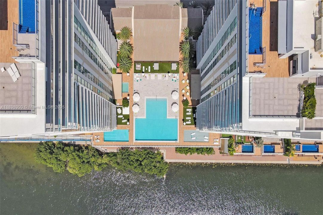 For Sale: $1,125,000 (2 beds, 3 baths, 1524 Square Feet)