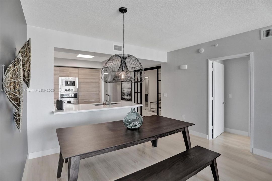 For Sale: $1,125,000 (2 beds, 3 baths, 1524 Square Feet)