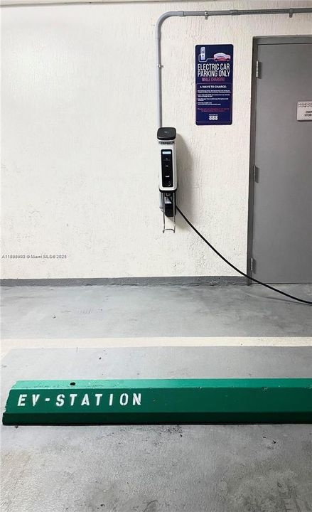 For Sale: $1,125,000 (2 beds, 3 baths, 1524 Square Feet)