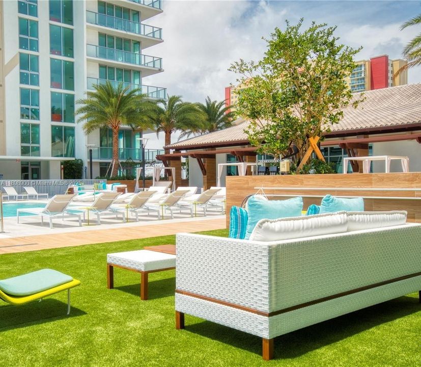 For Sale: $1,125,000 (2 beds, 3 baths, 1524 Square Feet)