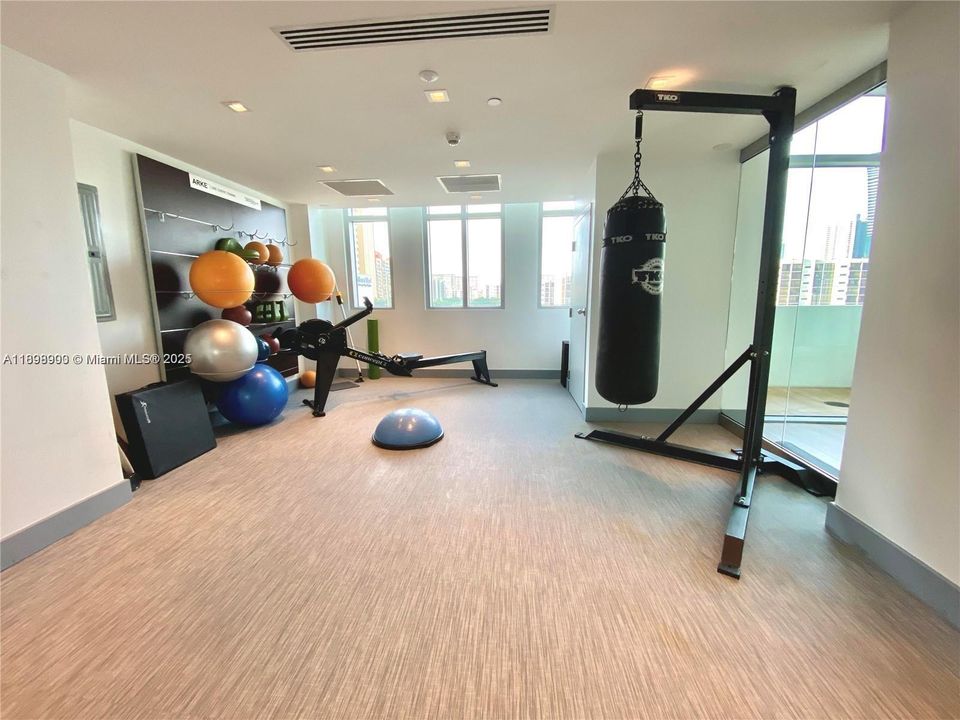 For Sale: $1,125,000 (2 beds, 3 baths, 1524 Square Feet)