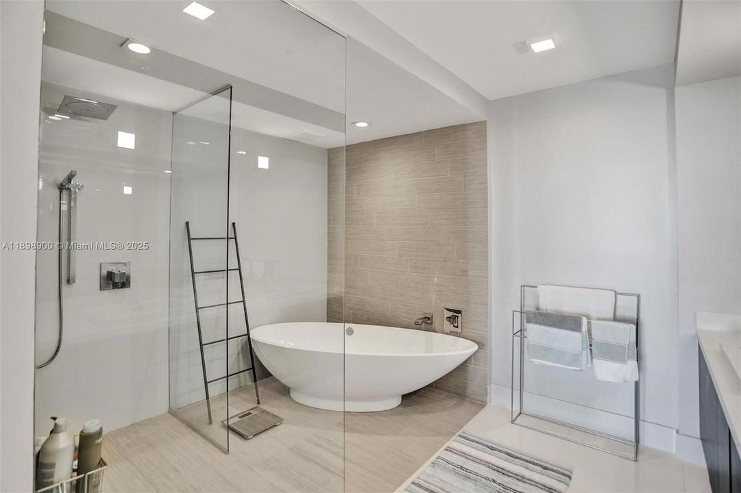 For Sale: $1,125,000 (2 beds, 3 baths, 1524 Square Feet)