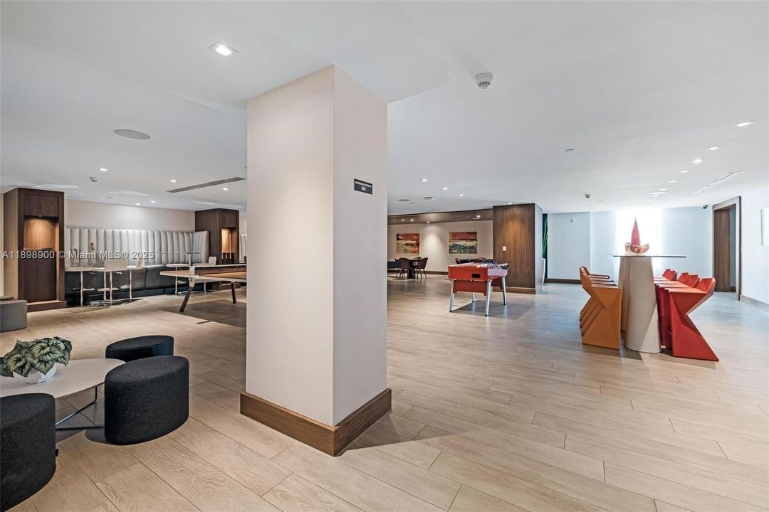 For Sale: $1,125,000 (2 beds, 3 baths, 1524 Square Feet)