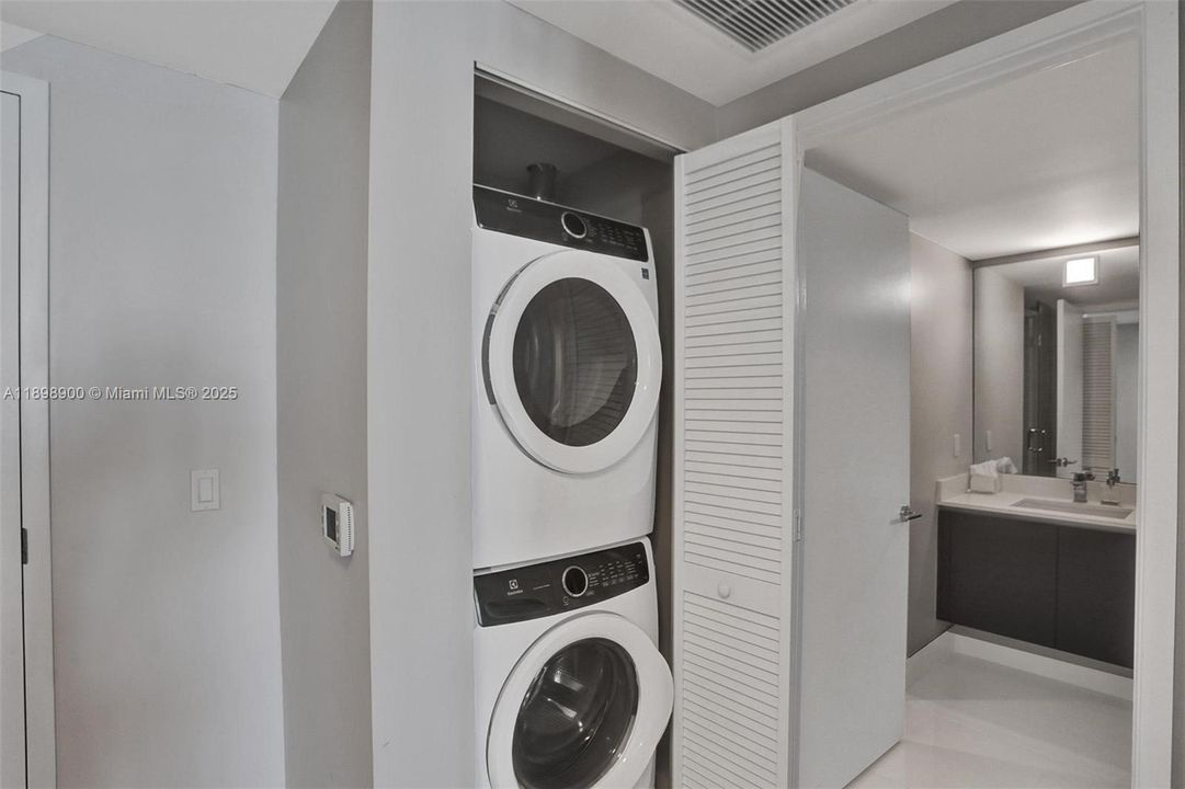 For Sale: $1,125,000 (2 beds, 3 baths, 1524 Square Feet)