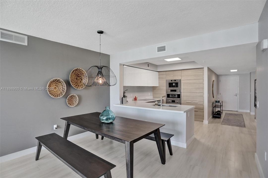 For Sale: $1,125,000 (2 beds, 3 baths, 1524 Square Feet)