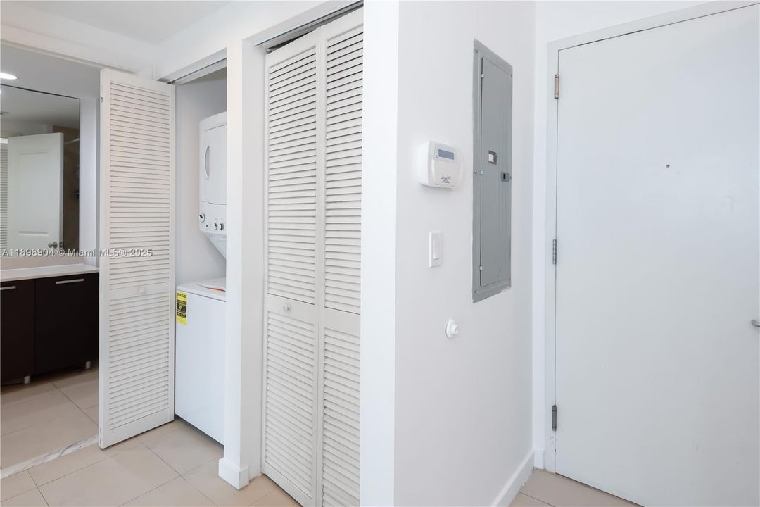 For Rent: $2,475 (1 beds, 1 baths, 692 Square Feet)