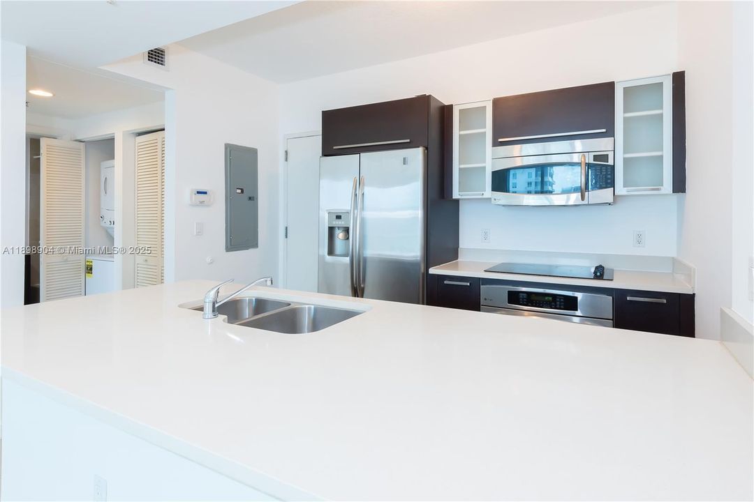 For Rent: $2,475 (1 beds, 1 baths, 692 Square Feet)