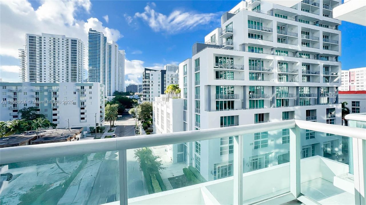 For Rent: $2,475 (1 beds, 1 baths, 692 Square Feet)