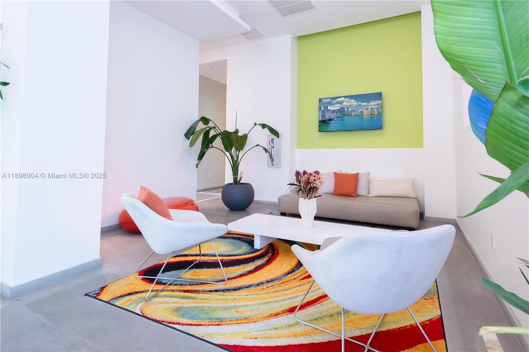 For Rent: $2,475 (1 beds, 1 baths, 692 Square Feet)