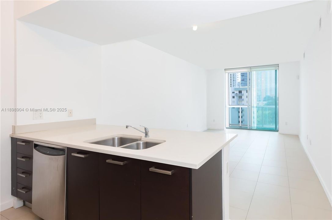 For Rent: $2,475 (1 beds, 1 baths, 692 Square Feet)