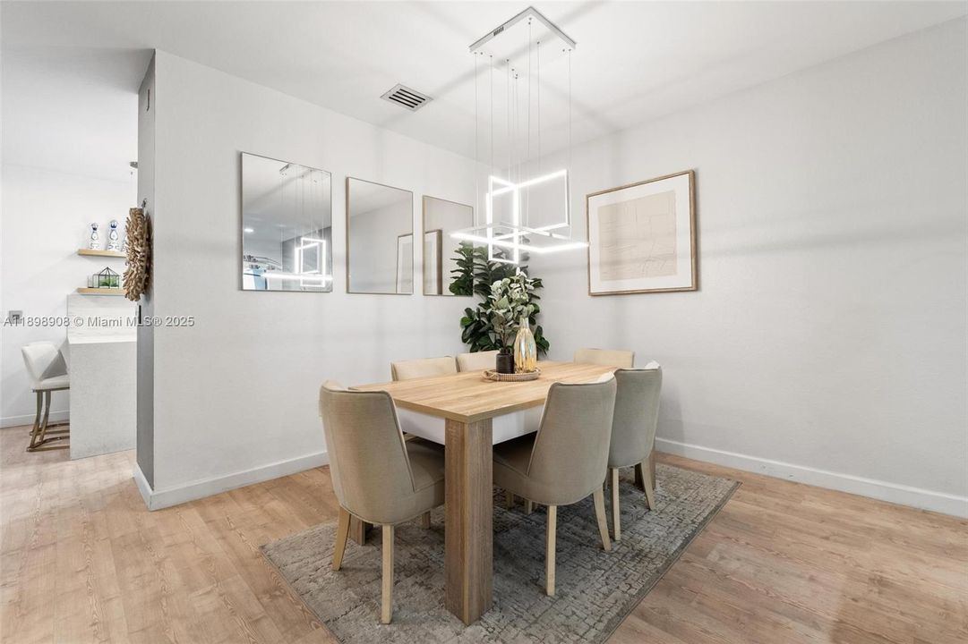 En Venta: $654,900 (3 camas, 2 baños, 1605 Pies cuadrados)